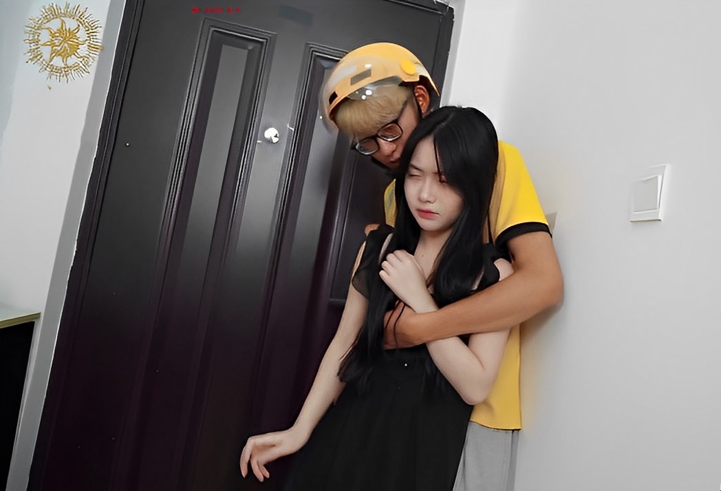 酔った小さな愛人が荷主とセックスする