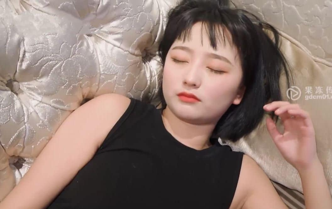 귀여운 꼬마 상사가 술에 취해 직원과 성관계 없이 성관계를 가졌습니다.
