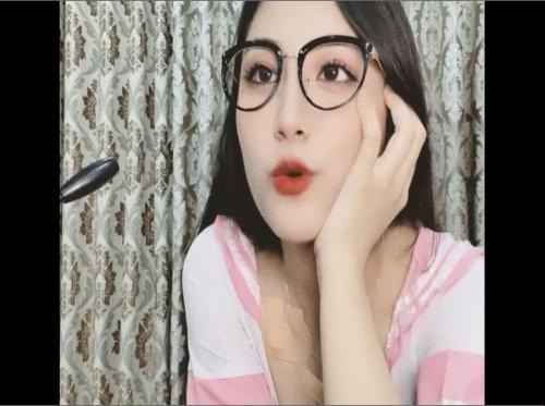 她戴著眼鏡，露出自己的巨乳